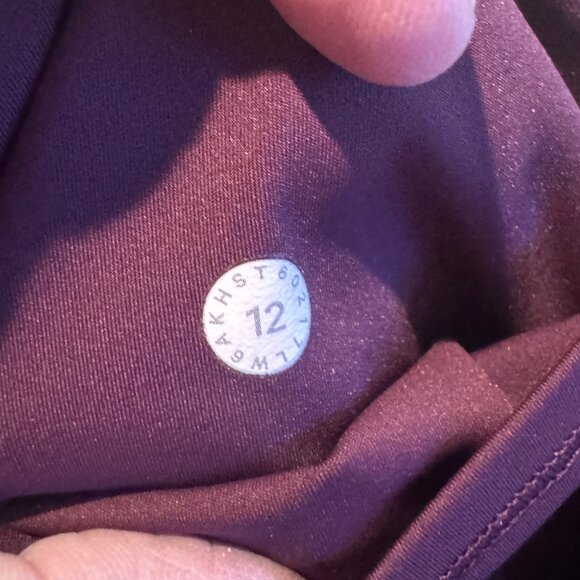 LuLuLemon. Midrise Bergundy Cropped Leggings woman’s size 12 - Picture 7 of 12